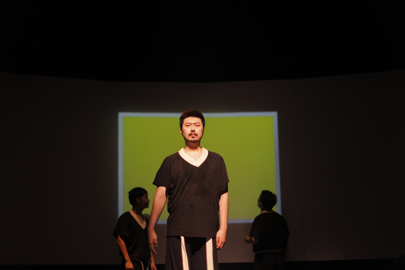 VR 퍼포먼스 ‘Competition:컴피티션’의 한 장면.