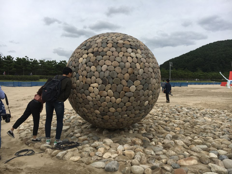 강인구 작가의 '바위, 바다를 만나다'
