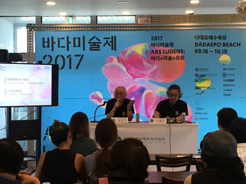 임동락 집행위원장과 도태근 전시감독이 15일 부산 다대포 해변공원 관리센터에서 열린 기자회견에서 기자들의 질문에 답하고 있따.