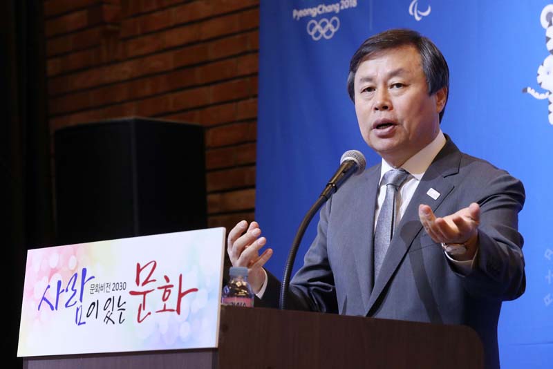 도종환 문화체육관광부장관이 7일 대학로 아르코예술극장에서 ‘문화비전2030 - 사람이 있는 문화’의 기조 발표를 하고 있다.