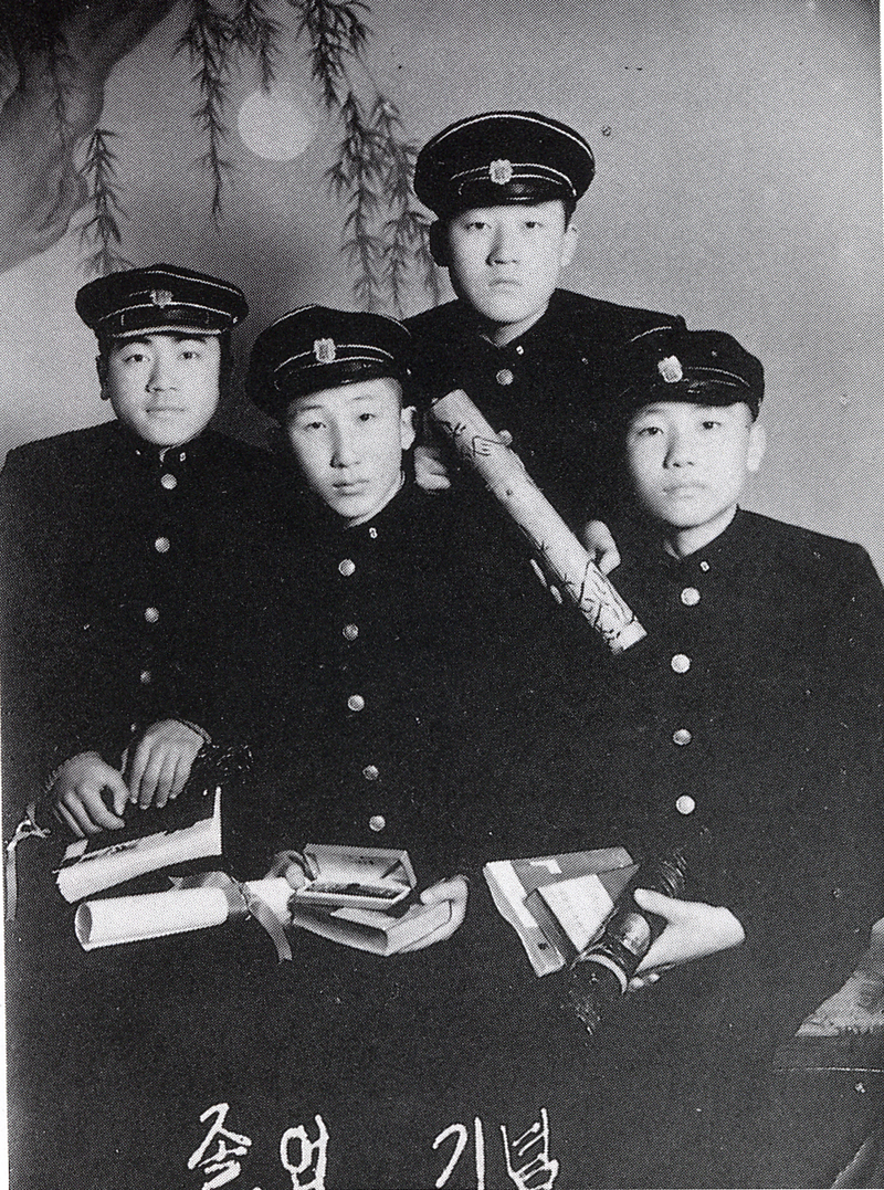 故 김근태 선생의 중학교 졸업기념 사진.