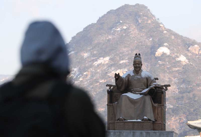경복궁 성화봉송 동선에 있는 광화문광장. 세종대왕 동상의 모습.