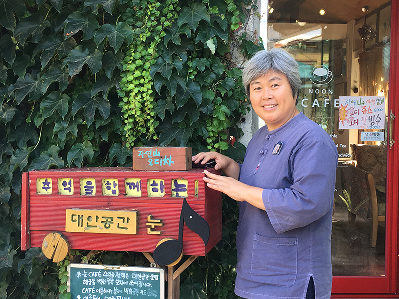 전시공간 '대안공간 눈' 이윤숙 대표가 민중의소리와 인터뷰를 마친 뒤 사진 촬영에 임하고 있다.