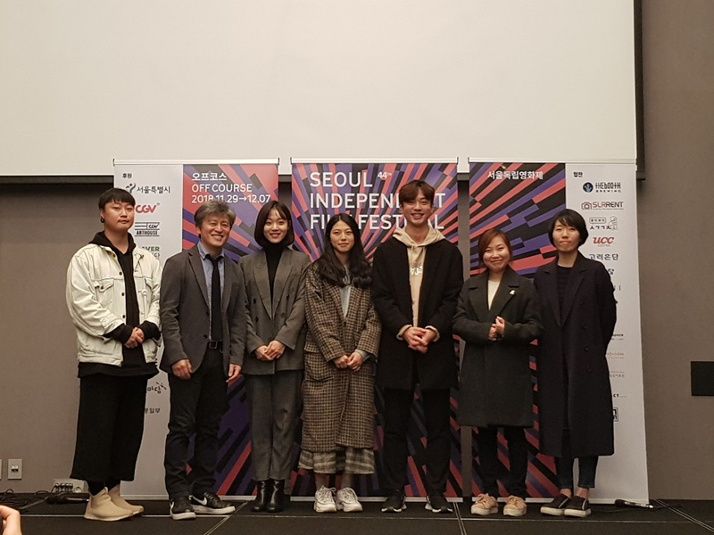 ‘서울독립영화제2018’ 개막작 ‘잠시 쉬어가도 좋아’의 감독과 배우들.