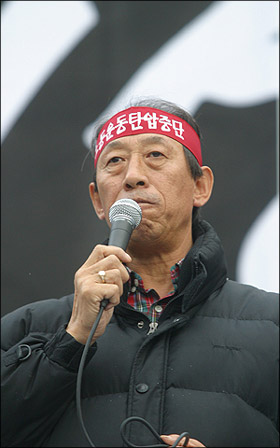 터져나온 현장의 울분 10만 노동자 화염병 던지며 격렬 투쟁