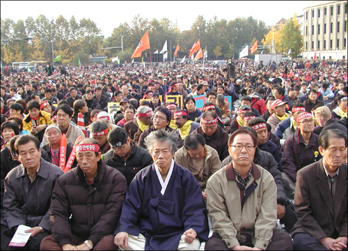 터져나온 현장의 울분 10만 노동자 화염병 던지며 격렬 투쟁