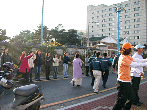 2004년 4.15총선 당시 선거운동을 벌이고 있는 김창현 후보 지지자들. "억압의 정치, 배신의 정치를 진보정치로 확 갈아엎겠습니다."
