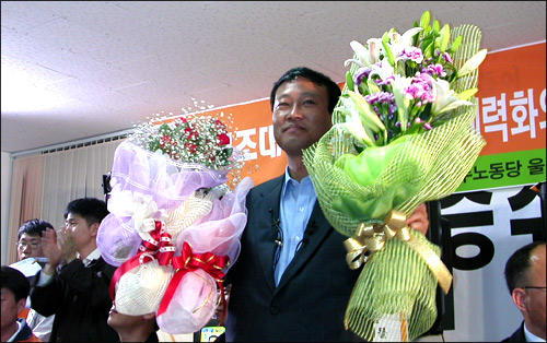 2004년 4월 15일 오후 10시경 당선이 확정된 조승수 민주노동당 국회의원 당선자, "진보정치의 선봉이 되겠습니다"