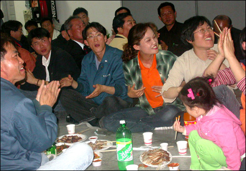 2004년 4.15총선 개표가 시작될 무렵 김창현 후보의 지지자들이 선거운동 사무실에서 막걸리를 돌리며 서로의 수고를 치하하는 말등을 주고받고 있다