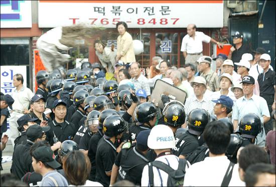 "반미투쟁 기세 살아있다" "APEC반대 10만 모을것"