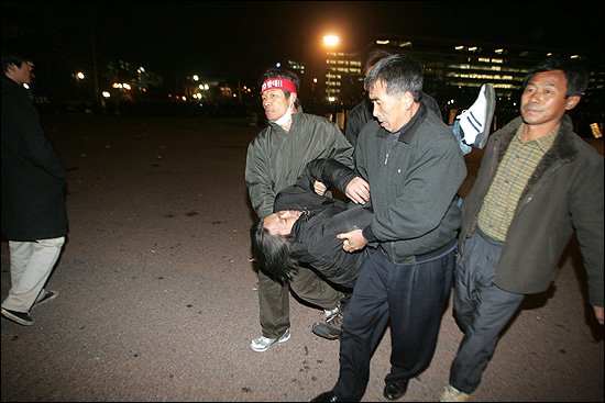전용철 농민이 사람들에 의해 사지를 들려 실려가는 이 사진 한 장은 '사인논란'을 종결짓고 대통령 사과와 경찰청장 사퇴를 이끌어내는 데 결정적인 역할을 했다.