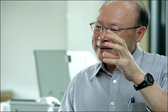정일용 6.15남측위원회 언론본부 상임대표는 "현 정부 들어 남북관계가 20년 전으로 후퇴했다"고 비판했다.