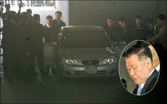 지난 2006년 배임.횡령 혐의로 구속된 뒤 법원의 결정으로 보석 석방되고 있는 정몽구 현대차 회장.