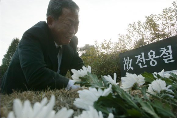 전용철 농민 1주기 추모제에서 오열하는 문경식 당시 전농 의장.