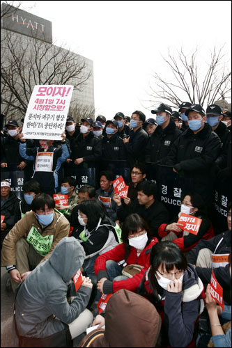 "한미FTA 폐기하라" 50대 노동자 분신