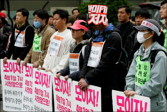 "한미FTA 폐기하라" 50대 노동자 분신