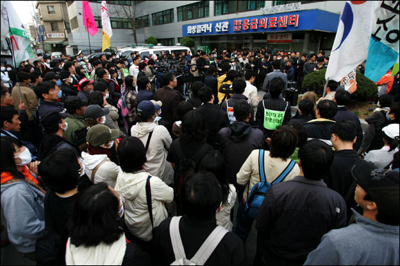 "한미FTA 폐기하라" 50대 노동자 분신