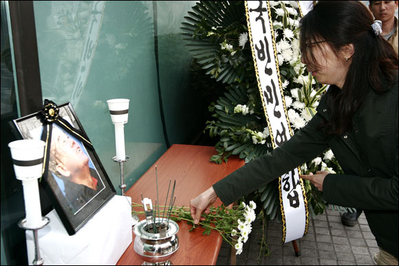한미FTA 반대 분신한 허세욱씨, 끝내 숨져