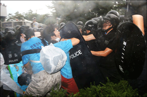 Resistance Without Violence vsSuppression With Violence