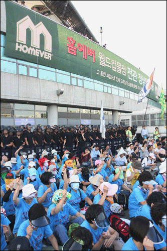 Resistance Without Violence vsSuppression With Violence