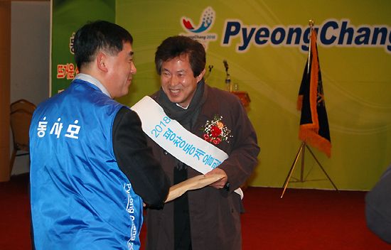 엄기영 후보에게 서명용지 전달