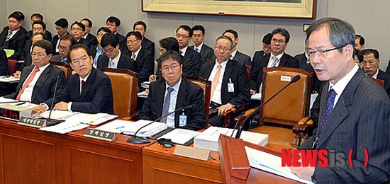 국감장에 출석한 천영우 청와대 외교안보수석