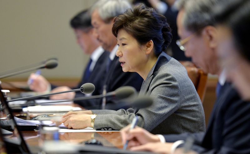 박근혜 대통령이 21일 오전 청와대에서 열린 수석비서관회의를 주재하며 세월호 침몰 관련 발언을 하고 있다.