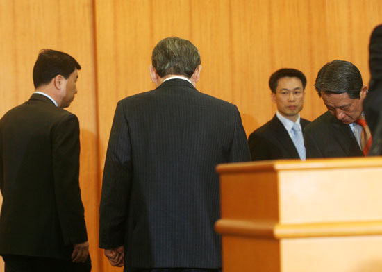 지난 2008년 4월 22일 경영 일선에서 사퇴한다고 발표한 뒤 기자회견장을 빠져나가는 이건희 회장