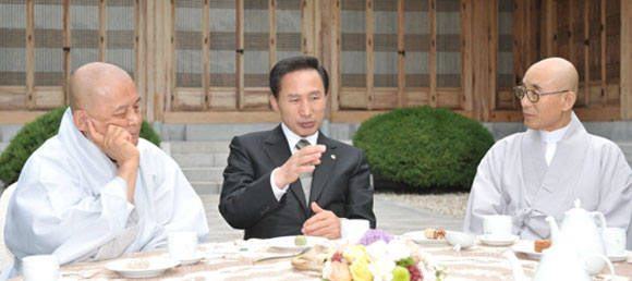 이명박 대통령은 6일 청와대에서 불교종단대표단과 오찬회동을 가졌다.