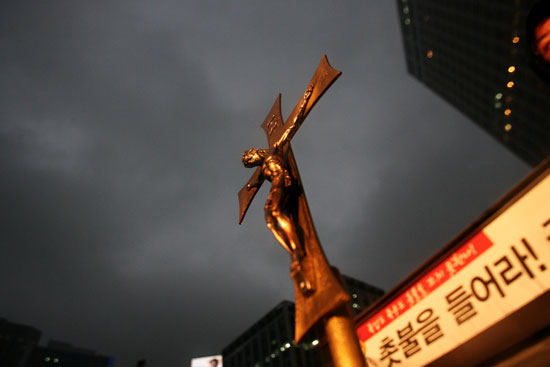 "촛불을 들어라"