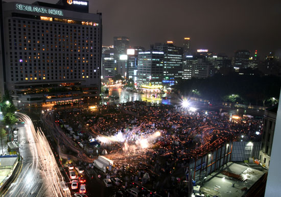 2일 비가 내리는 가운데시청앞 광장에서 열린 세 번째 시국미사