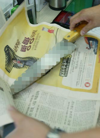 9일 새벽 조계사 인근에서 박모씨가 안티이명박 카페 회원들에게 휘두른 식칼