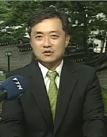 지난해 청와대 출입기자 시절 출입처에서 뉴스를 전하는 우장균 기자