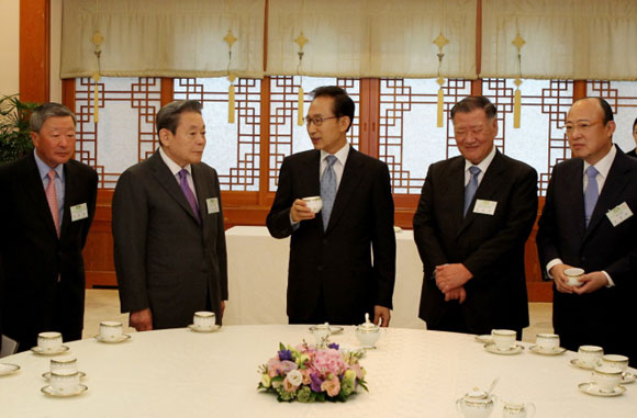 2010년 9월 13일 청와대에서 이명박 대통령과 12명의 재벌 총수들이 조찬 회동을 가졌다.
