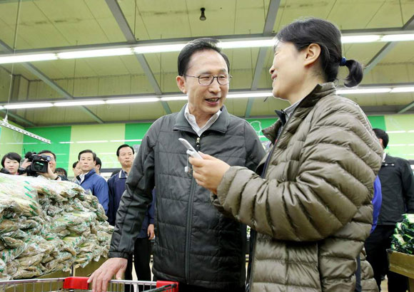 이명박 대통령이 서울 서초구 양재동 농협 하나로클럽을 방문, 주부와 물가에 대해 이야기하고 있다.