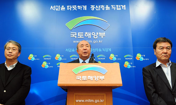 정종환 국토해양부 장관이 5월 1일 정부과천청사에서 '건설경기 연착륙 및 주택공급 활성화 방안'을 발표하고 있다.