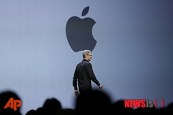 애플사의 팀 쿡 CEO가 iOS7를 직접 설명하는 모습