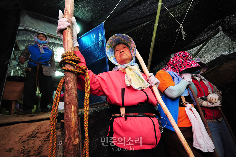밀양 송전탑 공사 재개, 공사 현장 둘러보는 주민들