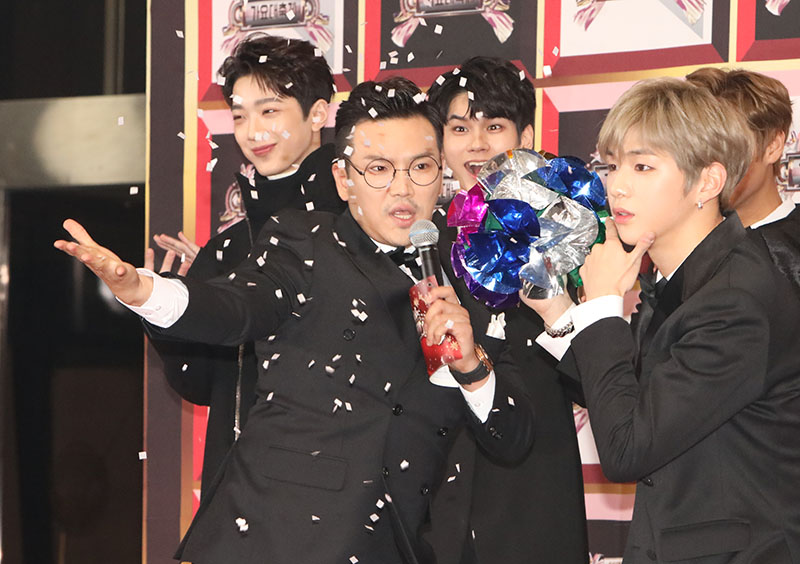 워너원 강다니엘(오른쪽)이 29일 오후 서울 여의도 KBS홀에서 열린 '2017 KBS 가요대축제'에 참석해 포즈를 취하고 있다.