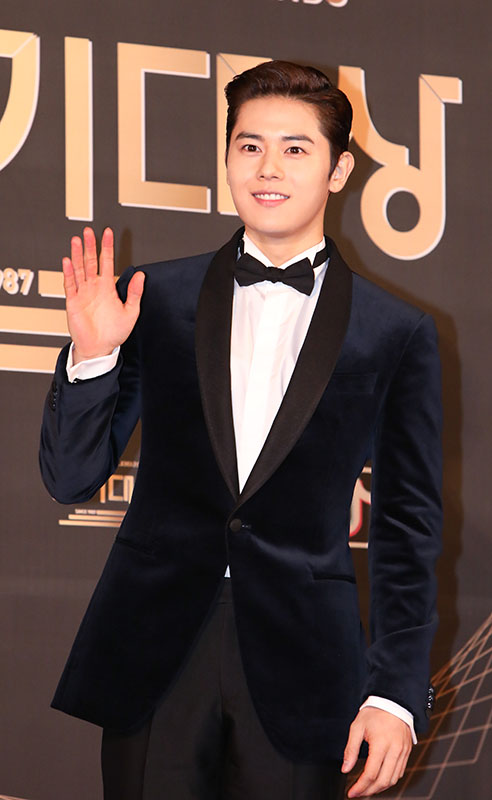 배우 김동준이 31일 오후 서울 영등포구 KBS홀에서 열린 '2017 KBS 연기대상'에 참석해 포토타임을 갖고 있다.
