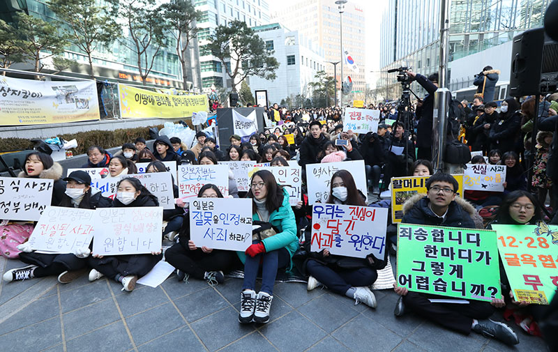 3일 서울 종로구 옛 일본대사관 앞에서 열린 일본군 성노예제 문제해결을 위한 제1316차 정기수요시위에 참가자들이 돌아가신 위안부 할머니들의 이름을 부르고 있다.