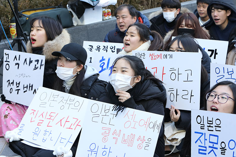 3일 서울 종로구 옛 일본대사관 앞에서 열린 일본군 성노예제 문제해결을 위한 제1316차 정기수요시위에 참가자들이 돌아가신 위안부 할머니들의 이름을 부르고 있다.