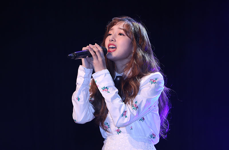 3일 오후 서울 강남구 일지아트홀에서 열린 크리샤 츄의 첫번째 미니앨범 'Dream Of Paradise' 컴백 쇼케이스에 크리샤 츄가 신곡을 열창하고 있다.
