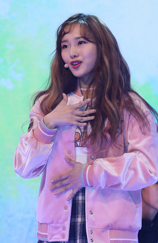 3일 오후 서울 강남구 일지아트홀에서 열린 크리샤 츄의 첫번째 미니앨범 'Dream Of Paradise' 컴백 쇼케이스에 크리샤 츄가 타이틀 곡인 'Like Paradise'무대를 선보이고 있다.