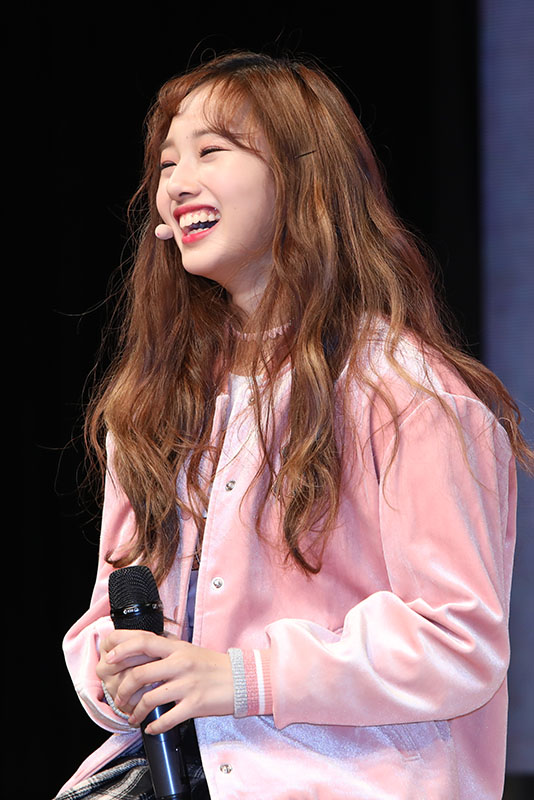 3일 오후 서울 강남구 일지아트홀에서 열린 크리샤 츄의 첫번째 미니앨범 'Dream Of Paradise' 컴백 쇼케이스에 크리샤 츄가 김정근 아나운서와 이야기를 나누다 웃고 있다.