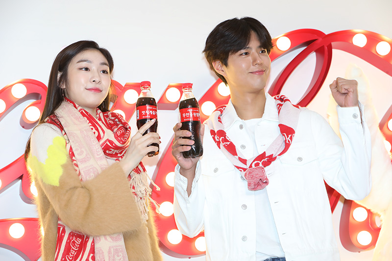 평창동계올림픽 캠페인 홍보 모델인 김연아, 박보검이 1일 오전 서울 마포구 홍익대 앞 코카콜라 동계올림픽 홍보관에서 열린 '코카-콜라 자이언트 자판기 오프닝 세러모니'에 참석해 포즈를 취하고 있다.