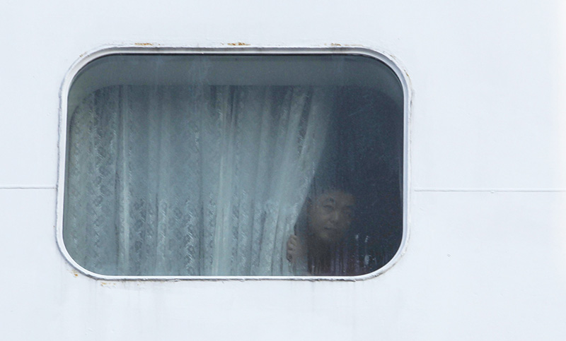 6일 오후 북한 예술단 본진을 태운 만경봉 92호가 강원도 동해시 묵호항으로 입항 북측 예술단원이 창밖을 바라보고 있다.