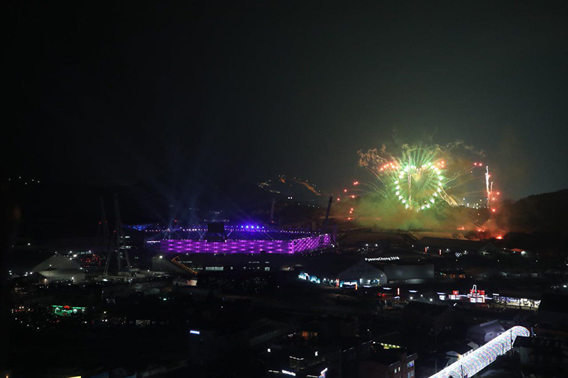 2018 평창동계올림픽 개막일인 9일 오후 강원도 평창군 올림픽스타디움 하늘 위로 올림픽의 개막을 알리는 화려한 볼꽃놀이가 펼쳐지고 있다.
