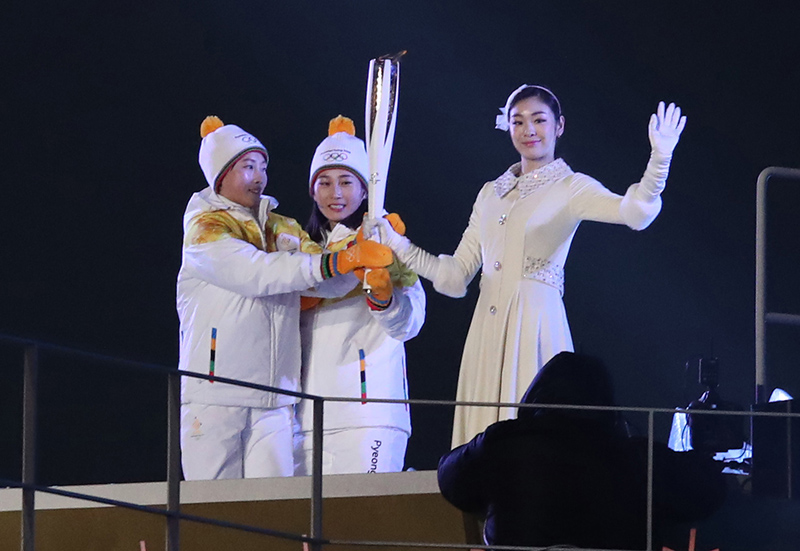 9일 오후 강원도 평창 올림픽 스타디움에서 열린 2018 평창동계올림픽 개회식에서 김연아 선수가 성화 점화를 하기 위해 성화를 건네받고 있다.