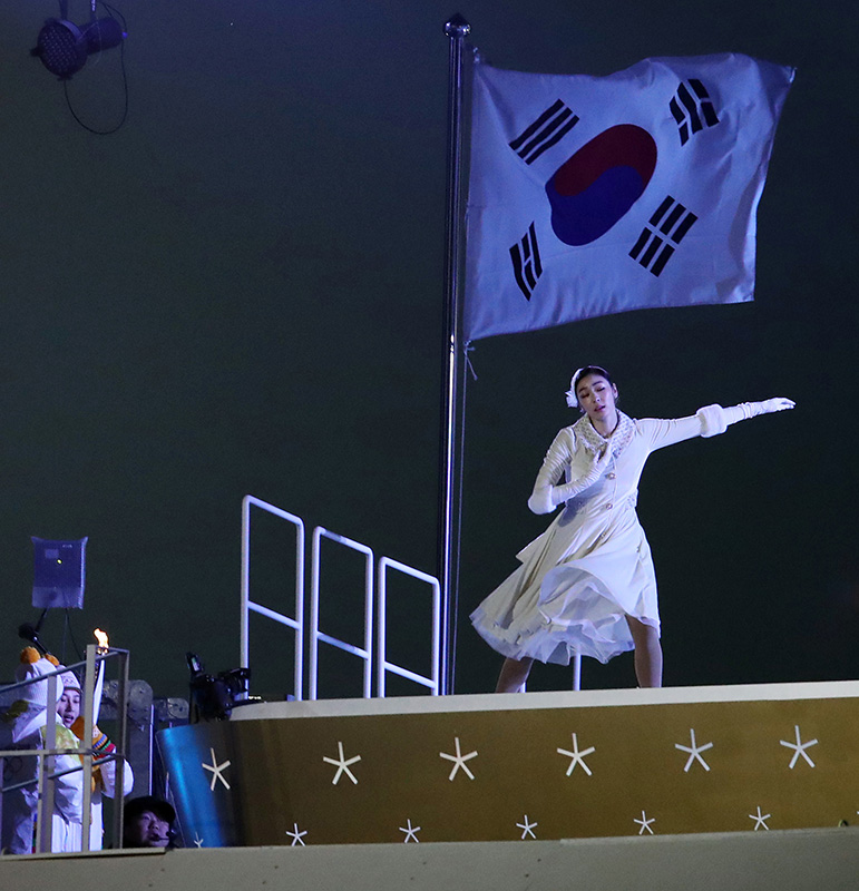 9일 오후 강원도 평창 올림픽 스타디움에서 열린 2018 평창동계올림픽 개회식에서 김연아 선수가 성화를 점화하기 직전 성화대 앞 빙판 위에서 연기하고 있다.